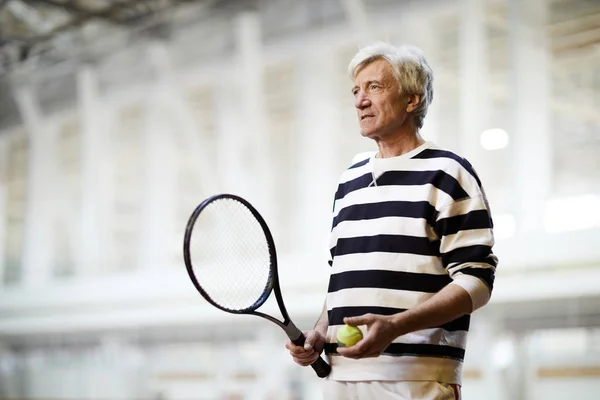 Actieve Senior Tennisspeler Met Racket Bal Staande Binnen Stadion Hof — Stockfoto