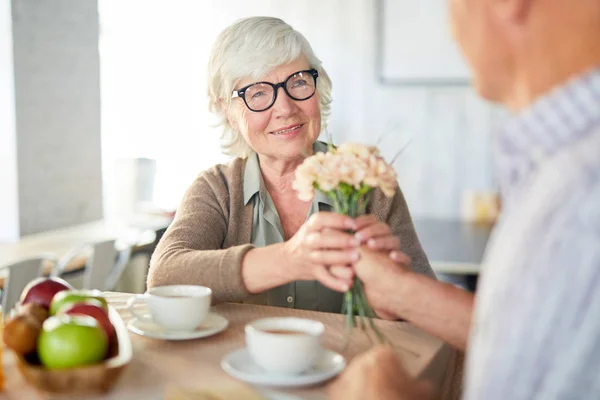 Aged Wife Taking Bunch Fresh Flowers Her Husband Hands Celebration — Stock Photo, Image