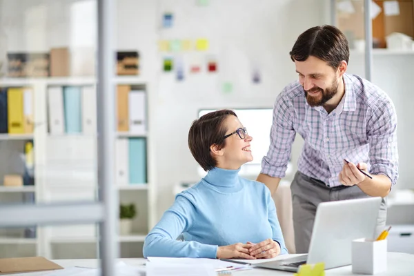 Två Framgångsrika Kollegor Smart Casual Diskuterar Några Arbetsmoment Samtidigt Som — Stockfoto