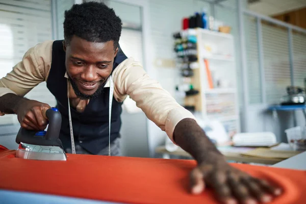 Joven Con Hierro Preparando Tela Para Coser Mientras Trabaja Estudio — Foto de Stock