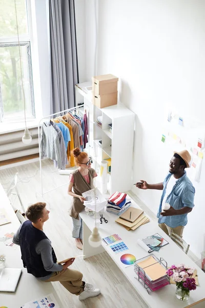 Multietnisk Grupp Unga Designers Som Står Runt Bordet Och Planerar — Stockfoto