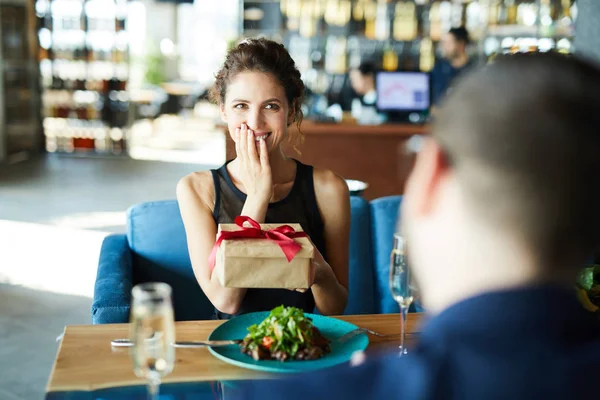 Jeune Femme Excitée Tenant Boîte Avec Cadeau Inattendu Son Petit — Photo