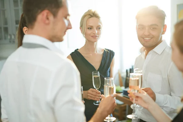 Grupo Jovens Amigáveis Homens Mulheres Com Flautas Champanhe Conversando Festa — Fotografia de Stock