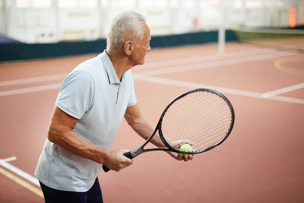 Leeftijd Tennisspeler Activewear Holding Racket Bal Terwijl Het Streven Naar — Stockfoto