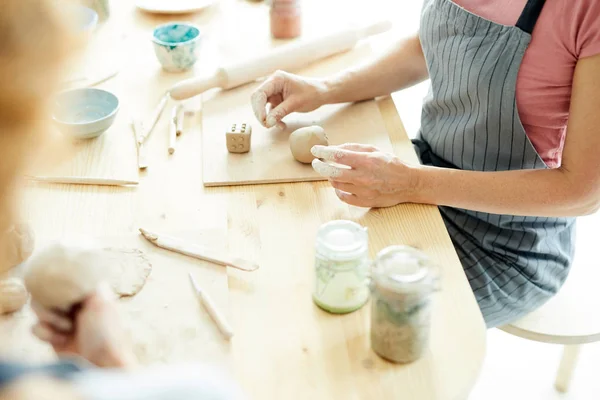 Mujer Creativa Sentada Junto Una Mesa Madera Con Piezas Arcilla —  Fotos de Stock