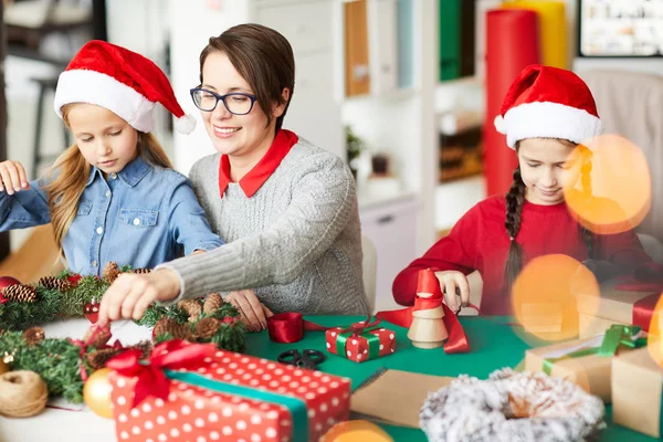 Jonge Vrouw Een Van Haar Dochters Werken Kerstkrans Versieren Het — Stockfoto