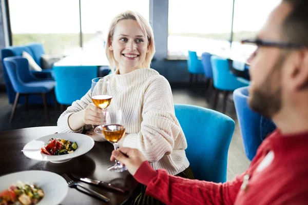 Junge Schöne Kaukasische Frau Klimpert Gläser Wein Mit Ihrem Geliebten — Stockfoto