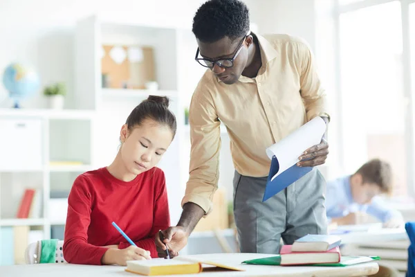 Insegnante Afro Americano Che Indica Note Della Studentessa Mentre Spiega — Foto Stock