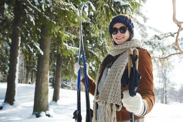 Талия Портрет Улыбающейся Молодой Женщины Позирующей Зимнем Лесу Держа Лыжи — стоковое фото