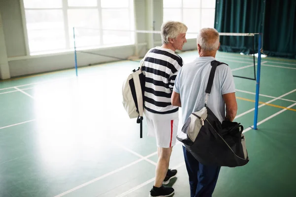 Två Pensionerade Aktiva Män Med Väskor Kom Till Fritids Center — Stockfoto