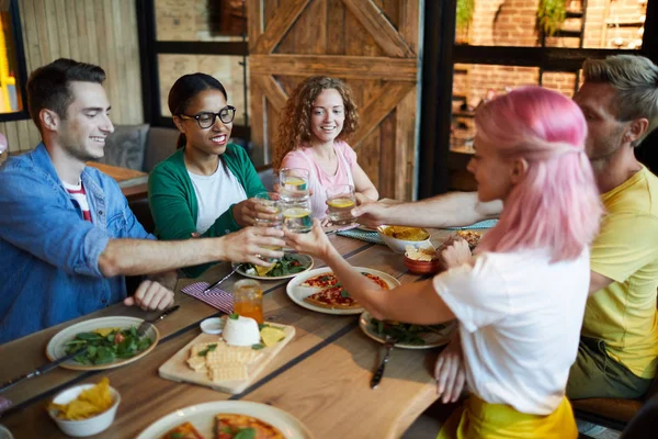 Felices Jóvenes Amigos Brindando Con Vasos Limonada Mientras Disfrutan Cena — Foto de Stock