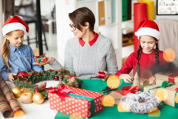 Jeune Mère Montrant Une Petite Boîte Cadeau Emballée Une Ses — Photo