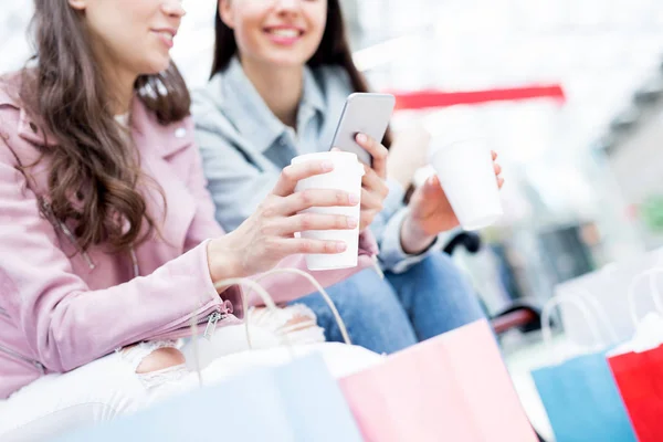 Mobiele Shopper Met Drankje Smartphone Berichten Het Winkelen Met Vriend — Stockfoto