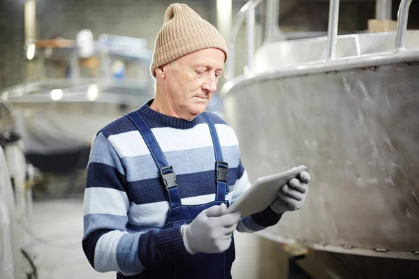 Senior Engineer Touchpad Looking Online Technical Data Work Shipyard — Stock Photo, Image