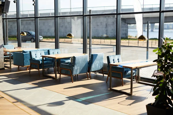 Jendela Kafe Modern Dan Deretan Meja Dan Kursi Sepanjang Mereka — Stok Foto