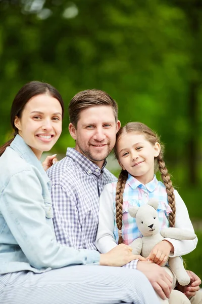 Gelukkige Jonge Man Vrouw Meisje Casualwear Chiiling Uit Natuurlijke Omgeving — Stockfoto