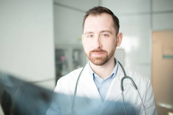 Jeune Radiologue Sérieux Avec Image Radiographique Stéthoscope Travaillant Dans Les — Photo