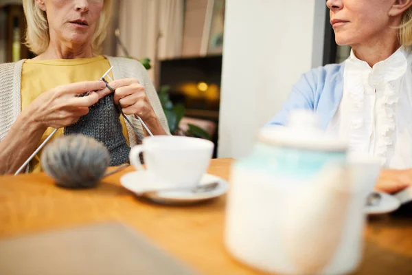 Uma Das Mulheres Seniores Tricô Winterwear Por Mesa Com Sua — Fotografia de Stock