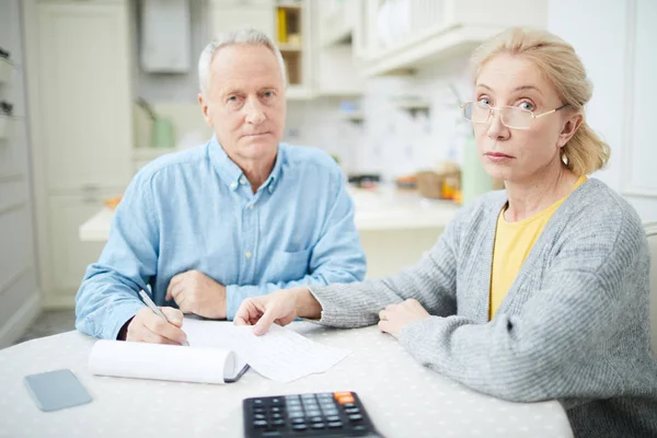 Coppia Moderna Invecchiata Seduta Tavola Casa Contando Budget Familiare Ultimo — Foto Stock