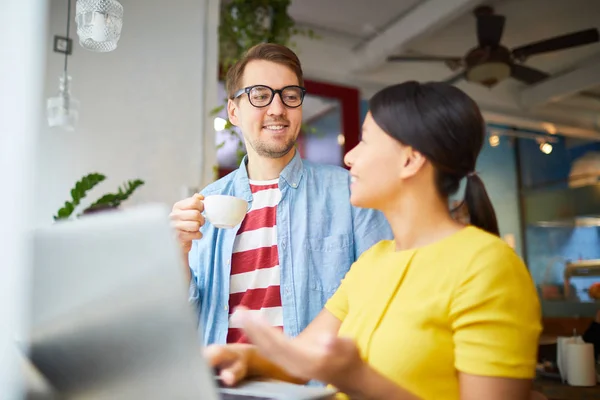 Jóvenes Colegas Felices Consultando Sobre Los Puntos Trabajo Mientras Organizan —  Fotos de Stock