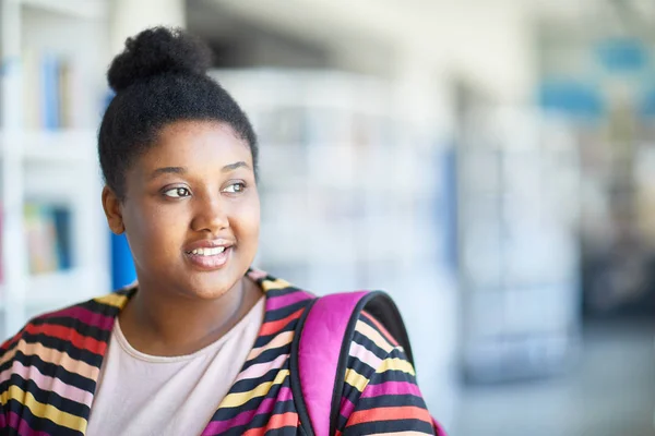 Lächelnd Attraktive Afrikanisch Amerikanische Übergewichtige Studentin Mit Haarschopf Die Über — Stockfoto