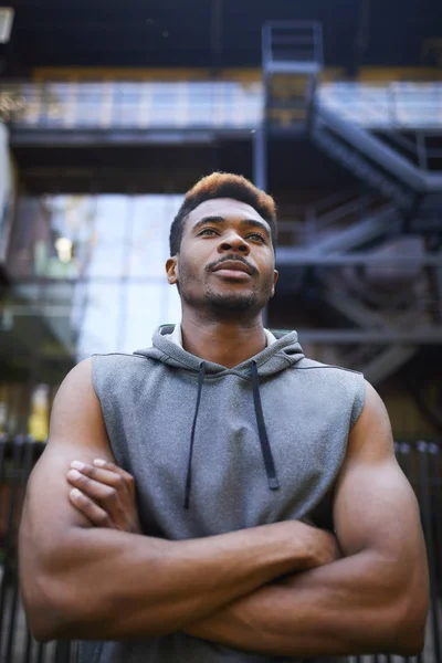 Sérieux Jeune Homme Noir Réfléchi Sweat Capuche Sans Manches Gris — Photo