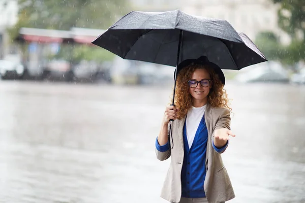 Mujer Joven Bajo Paraguas Extendiendo Mano Para Atrapar Gotas Lluvia —  Fotos de Stock