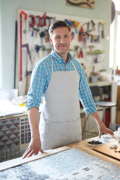 Jonge Creatieve Meester Van Mozaïek Werkkleding Stand Tafel Zijn Werkplaats — Stockfoto