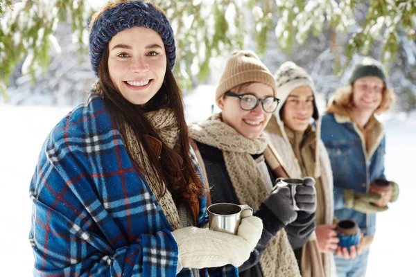 Grupo Jovens Sorrindo Alegremente Para Câmera Enquanto Posando Floresta Inverno — Fotografia de Stock