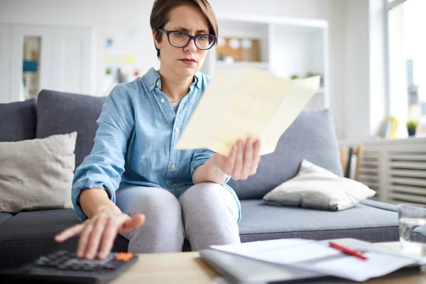 Mujer Con Problemas Para Ver Los Datos Factura Pago Tratando — Foto de Stock