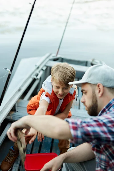 Πατέρας Και Γιος Πιάνουν Ένα Ψάρι Ενώ Ψαρεύουν Στο Σκάφος — Φωτογραφία Αρχείου