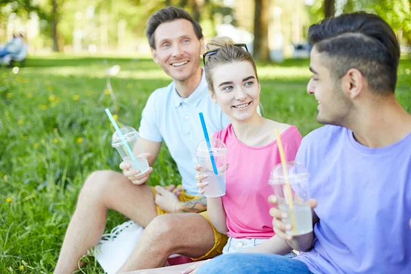 Šťastná Dívka Dva Chlápci Drinkem Když Odpočíváš Pikniku Letním Dni — Stock fotografie