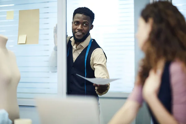 Alegre Contenido Confiado Apuesto Asistente Negro Con Cinta Métrica Cuello — Foto de Stock