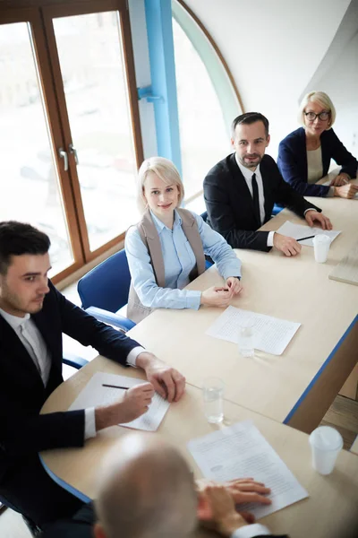 Fila Empresarios Sentados Junto Una Larga Mesa Escuchando Discurso Colega — Foto de Stock