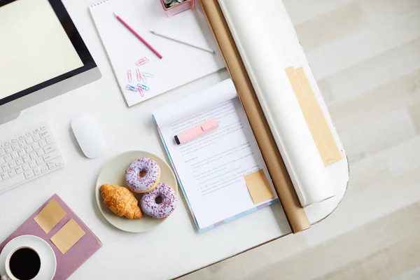 Parte Mesa Com Lanche Xícara Café Documento Iluminador Bloco Notas — Fotografia de Stock