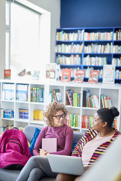 Fröhlich Selbstbewusste Multiethnische Studentinnen Die Mit Schulranzen Auf Dem Sofa — Stockfoto