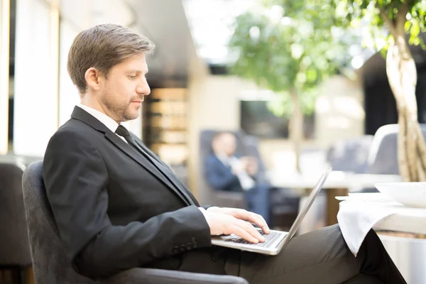 Jovem Empresário Trabalhando Rede Laptop Enquanto Está Sentado Relaxando Restaurante — Fotografia de Stock