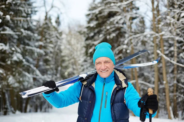 Glad Senior Sportsman Med Skidor Som Tittar Dig Medan Stående — Stockfoto
