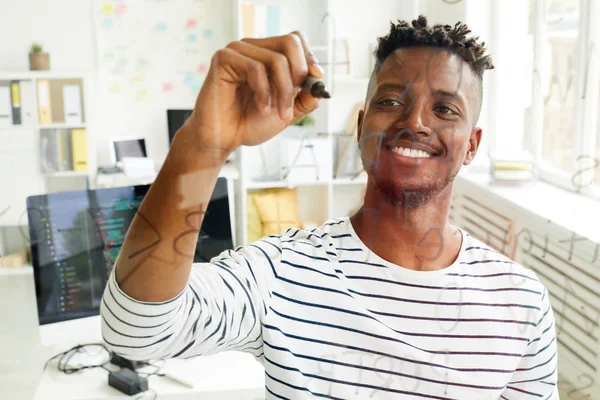Glada Unga Afroamerikanska Chef Med Highlighter Skriva Ner Programkoder Ombord — Stockfoto