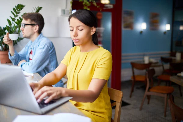 Mulher Negócios Séria Digitando Teclado Laptop Enquanto Está Sentado Café — Fotografia de Stock