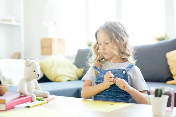 Nettes Mädchen Mit Blonden Lockigen Haaren Denkt Idee Bevor Sie — Stockfoto