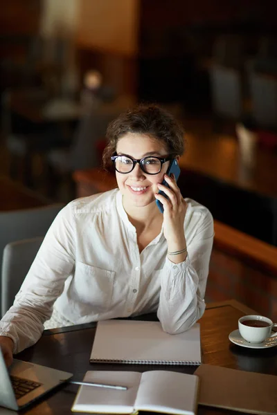 Young Smiling Businesswoman Calling Smartphone While Organizing Work Table Cafe — ストック写真