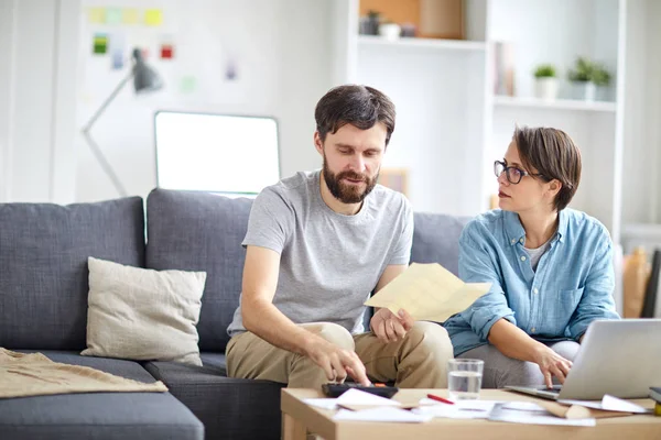 Junger Mann Zählt Familienbudget Und Berät Sich Mit Seiner Frau — Stockfoto