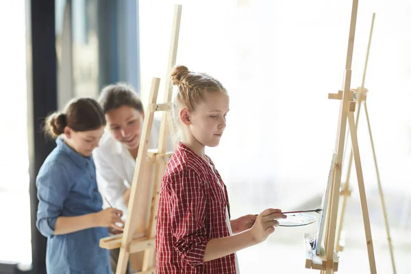 Serieuze Schoolmeisje Concentreren Het Schilderen Ezel School Arts Achtergrond Van — Stockfoto