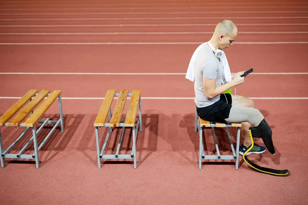 Mladý Sportovec Protéza Pravé Noze Sedí Lavičce Konec Hledáte Něco — Stock fotografie