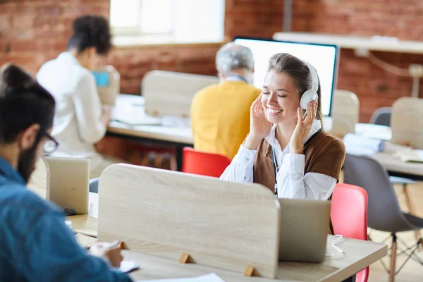 Alegre Gerente Oficina Disfrutando Música Favorita Los Auriculares Mientras Está —  Fotos de Stock