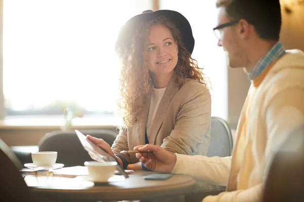 Designerin Schaut Ihren Kollegen Und Hört Seiner Erklärung Von Online — Stockfoto