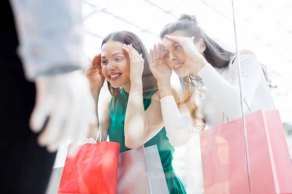 Två Nyfikna Flickor Lutad Över Och Tittar Nya Kläder Shopping — Stockfoto