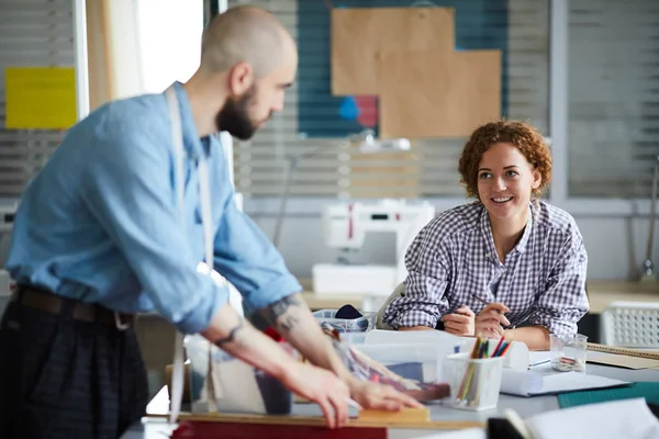 Une Des Jeunes Designers Tailleurs Entretient Avec Collègue Tout Travaillant — Photo