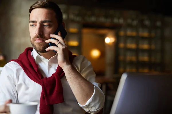 Hombre Negocios Serio Hablando Con Uno Los Clientes Por Teléfono —  Fotos de Stock